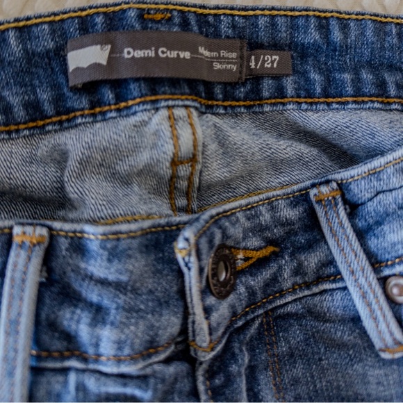 LEVI’S | Demi Curve Modern Rise Skinny Jeans in Medium Wash - Picture 4 of 5